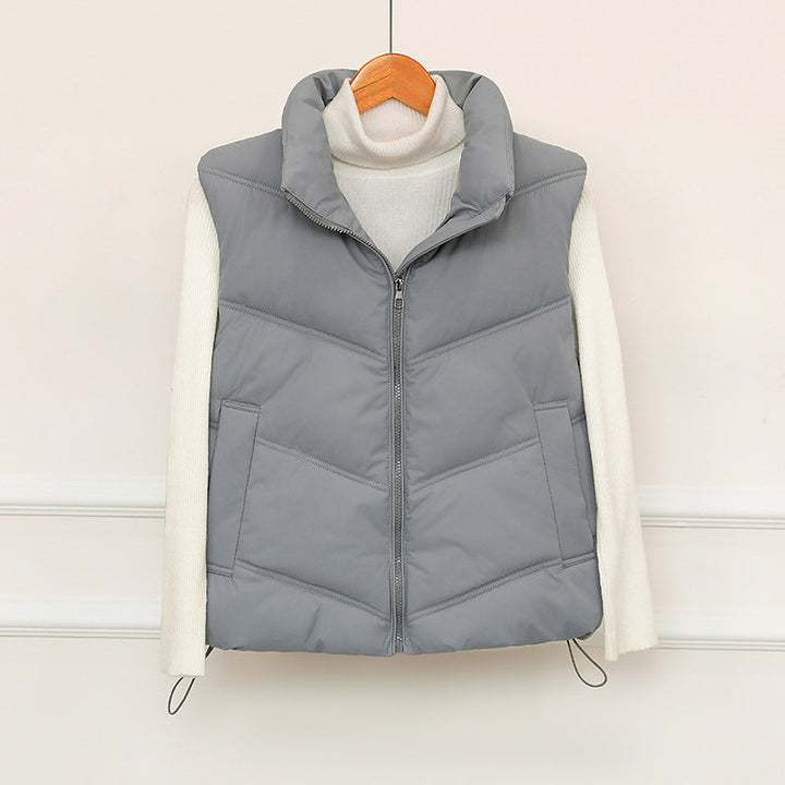 Dam kort-skärning puffer quiltad väst med V-quilt, high ståkrage och drawstring fåll