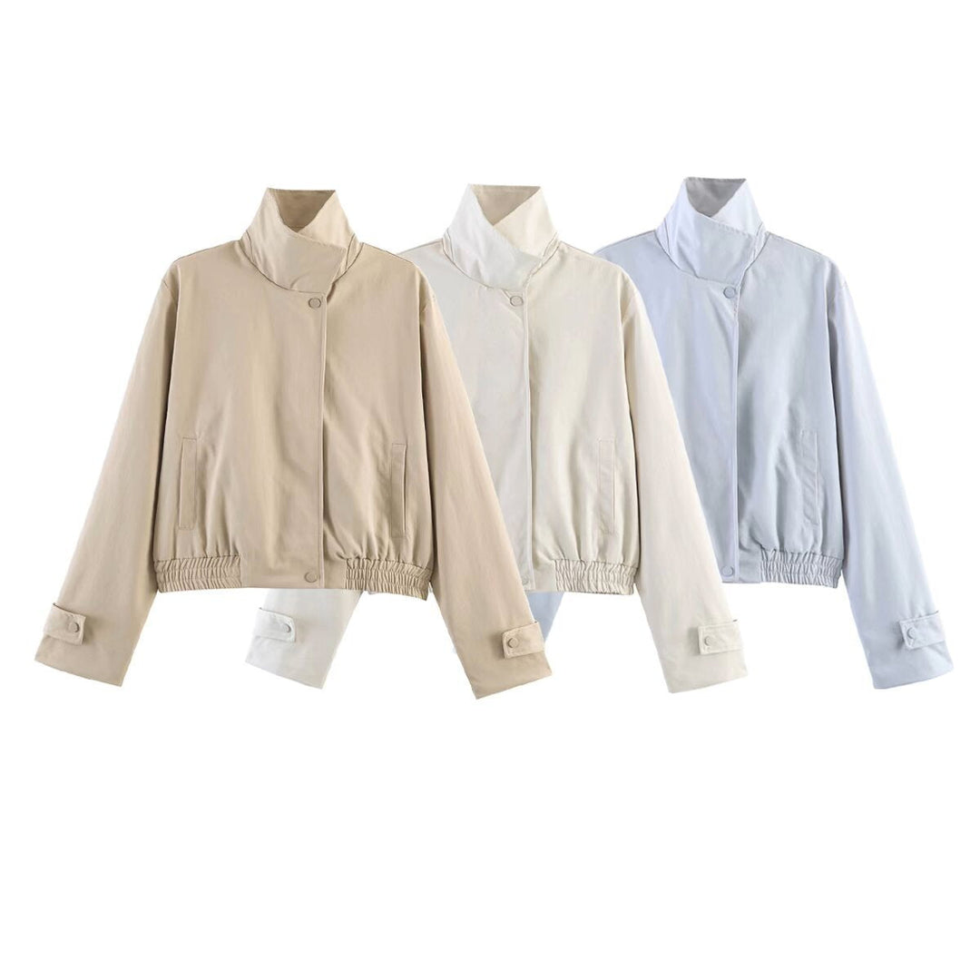Dam kort skuren minimalistisk blouson jacka gjord mjuk vegan läder med a slagkrage och elastic fåll