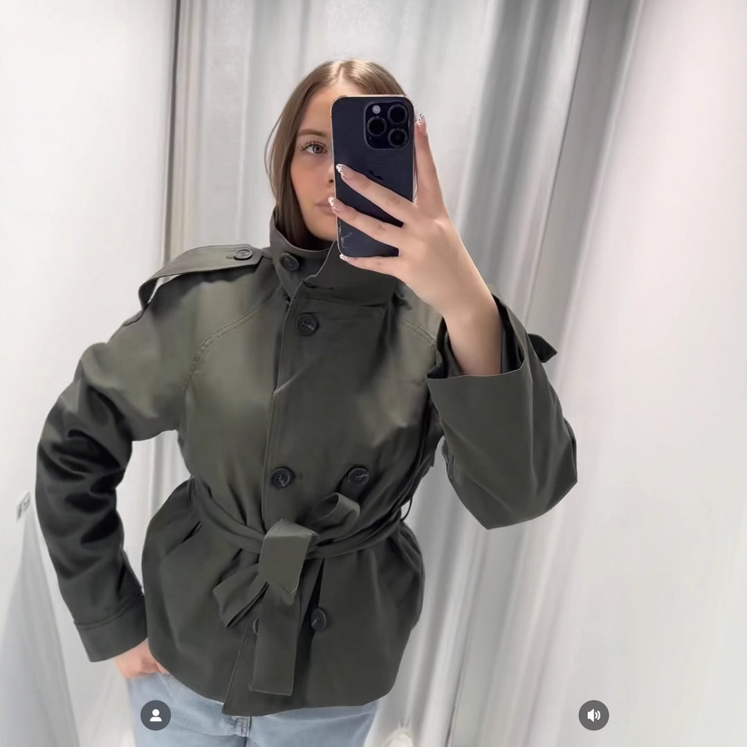 Dam 400+ Kort Fitted Trench Jacka med Stå Krage, Double-Breasted Knapp Knäppning och Belt