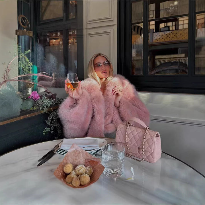 Dam kort jacka gjord Faux Fur med Voluminous Shawl krage och oversize silhuett