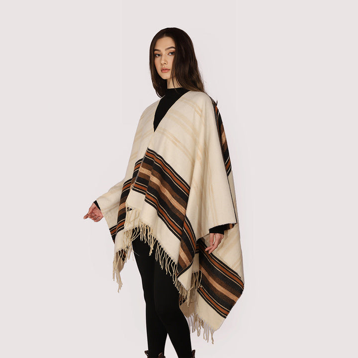 Dam mjuk Draping sjalkrage poncho tillverkad av ullblandning med randig Jacquard Borders och Fringed fåll