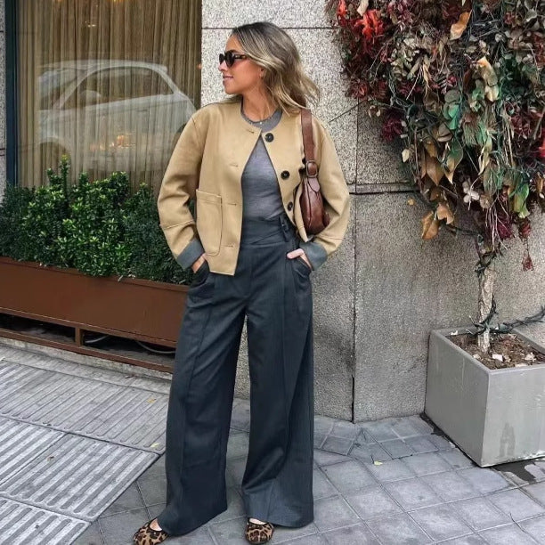Dam kort boxy jacka tillverkad av mjuk mocka imitation med round neckline och patch framfickor