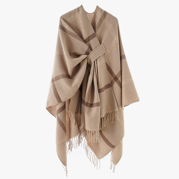 Dam oversized capeponcho tillverkad av ullblandning med tie bälte, fringes, och stor check mönster