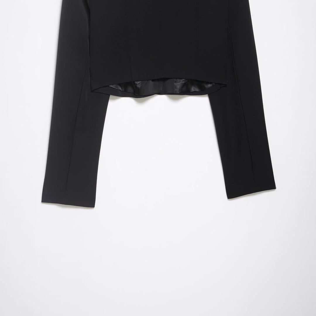 Dam Kort Tuxedo Jacka i Tuxedo Stil med Pointed Satin Lapels