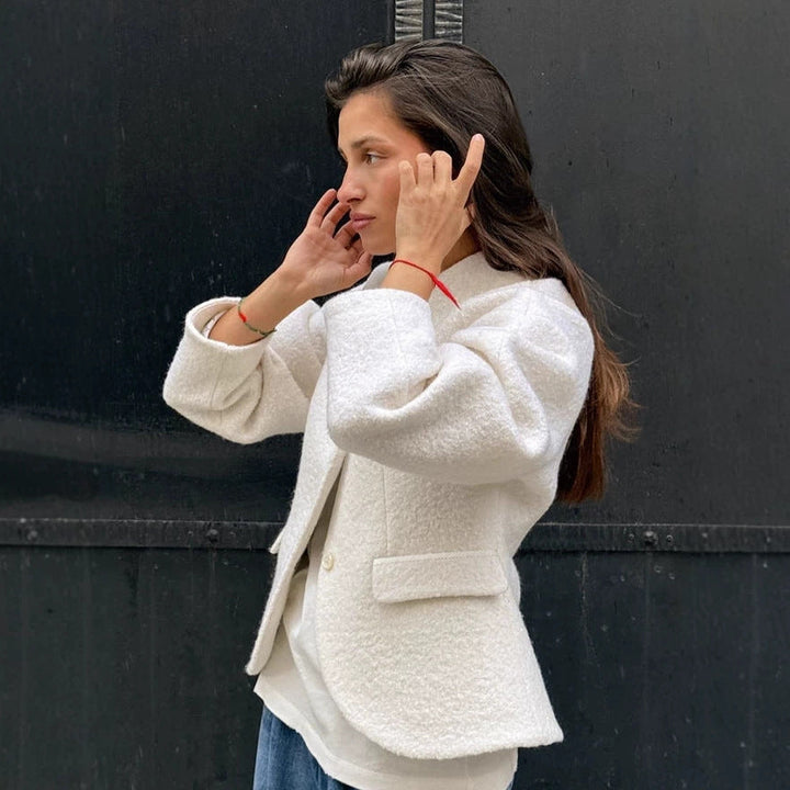 Dam kort jacka in boucle stil med oversize ärmar och flap fickor