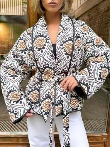 Dam kviltad Kimono jacka med midjebälte och Ethno mönster