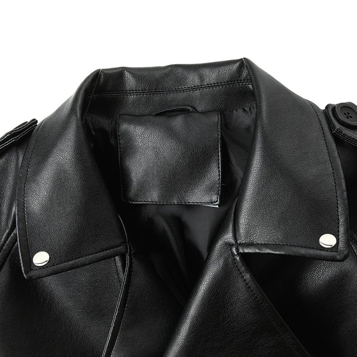Dam kort Biker trench gjord mjuk konstläder med shoulder straps och buckle muddar