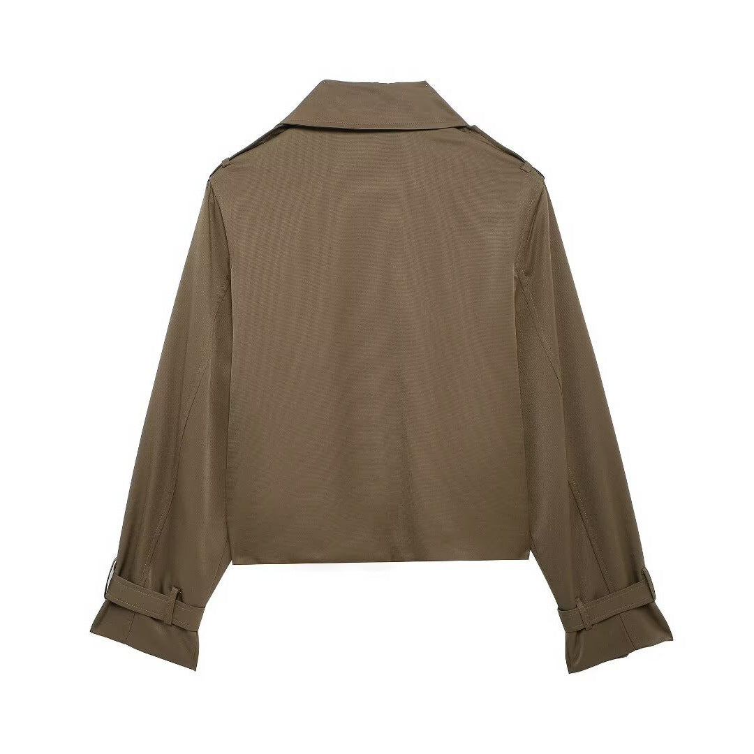 Dam kort cropped trenchcoat i boxy skärning med double-breasted knäppning, axel epaulets och adjustable ärm straps