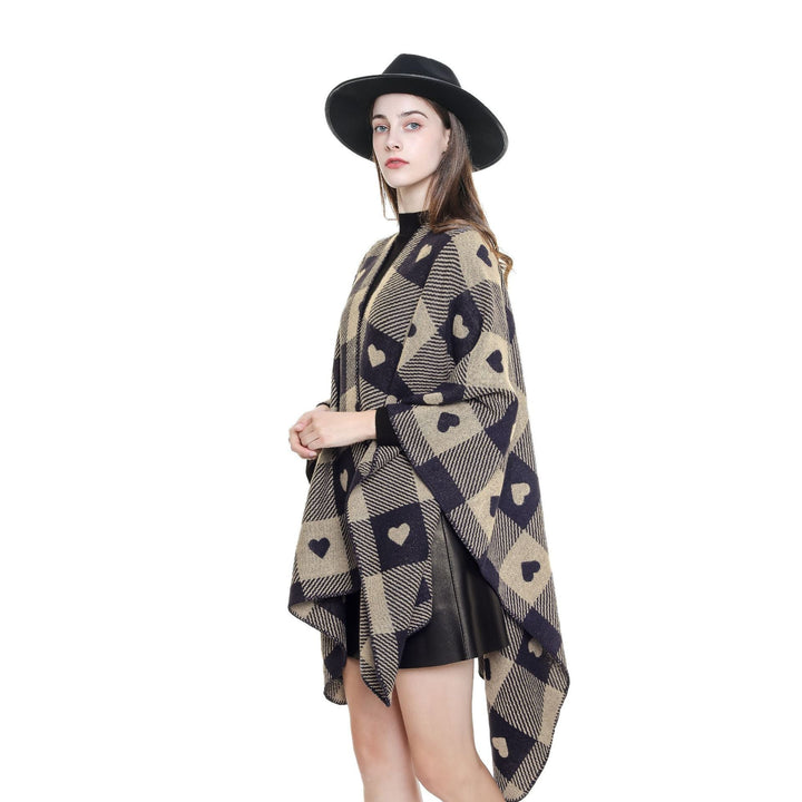 Dam capeponcho tillverkad av jacquard stickad med heart alla-över och öppen front
