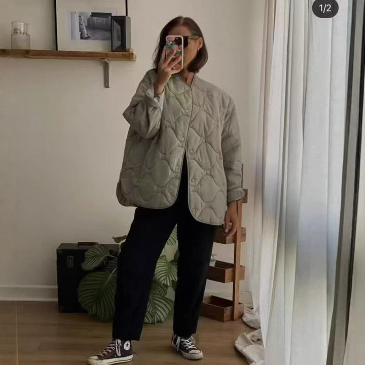 Dam lätt kviltad jacka med round neckline, kviltad waves, och press knappar