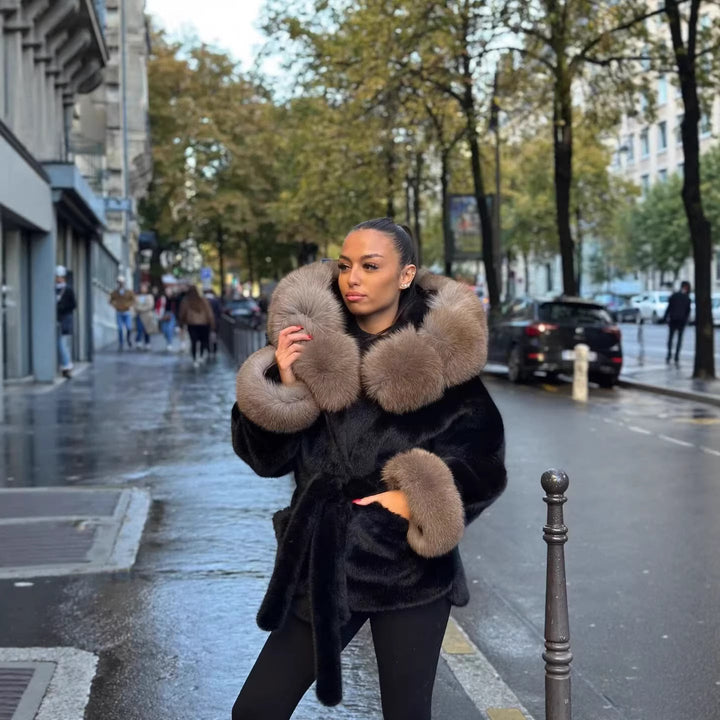 Dam kort kappa med huva och belted midja gjord faux fur