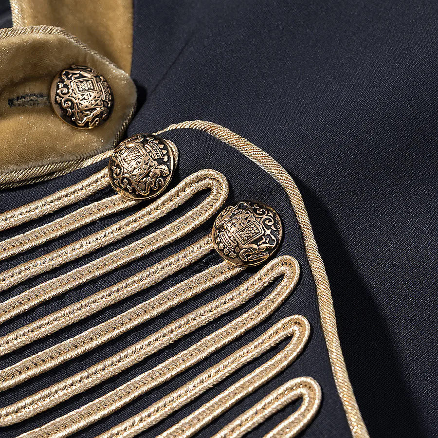 Dam military parade jacka med gold-embellished braids, ståkrage och velvet cuffs