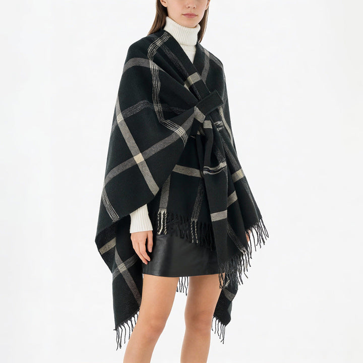 Dam oversized capeponcho tillverkad av ullblandning med tie bälte, fringes, och stor check mönster