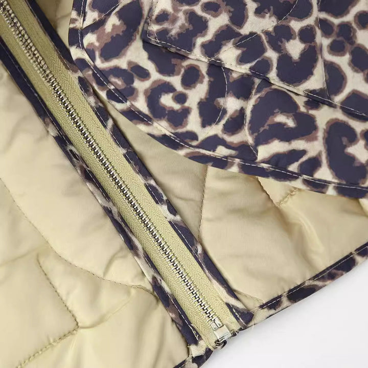 Dam quiltad oversized vadderad jacka med alla-över leopardprint, hel dragkedja och påsydda fickor