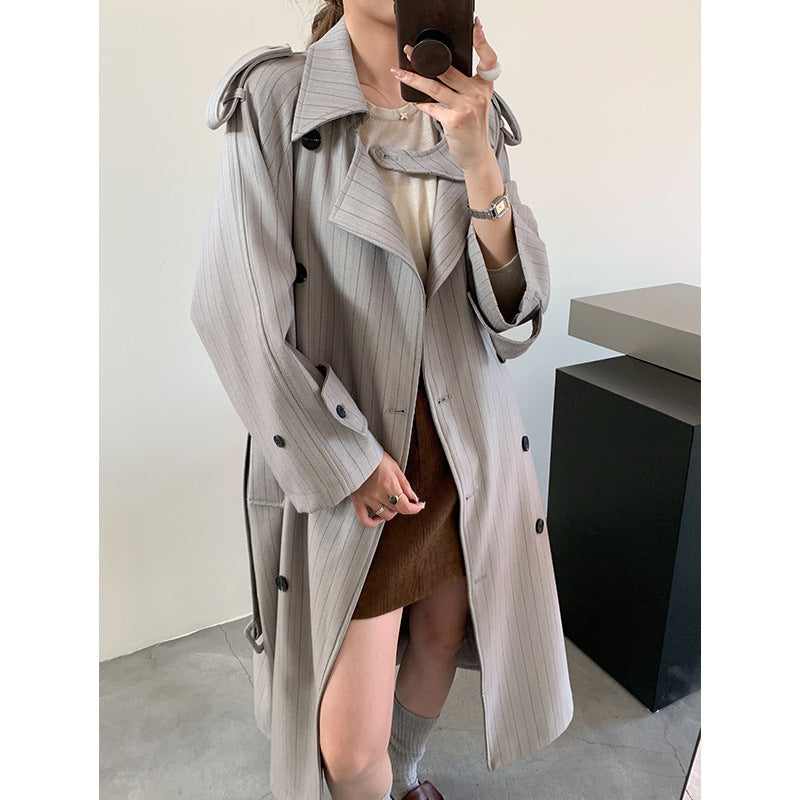 Dam pinstripe trenchcoat med boxy silhuett, shoulder patches, och dold knytband