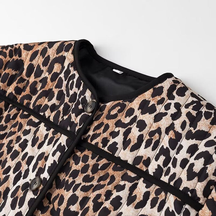 Dam kort jacka med all-over leopard tryck, round neckline och kontrasterande piping