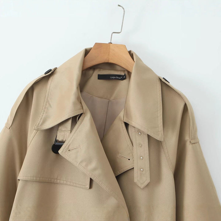 Dam Kort Skräddarsydd Dubbel-Breasted Trench med Cape Ärmar och Knytbälte