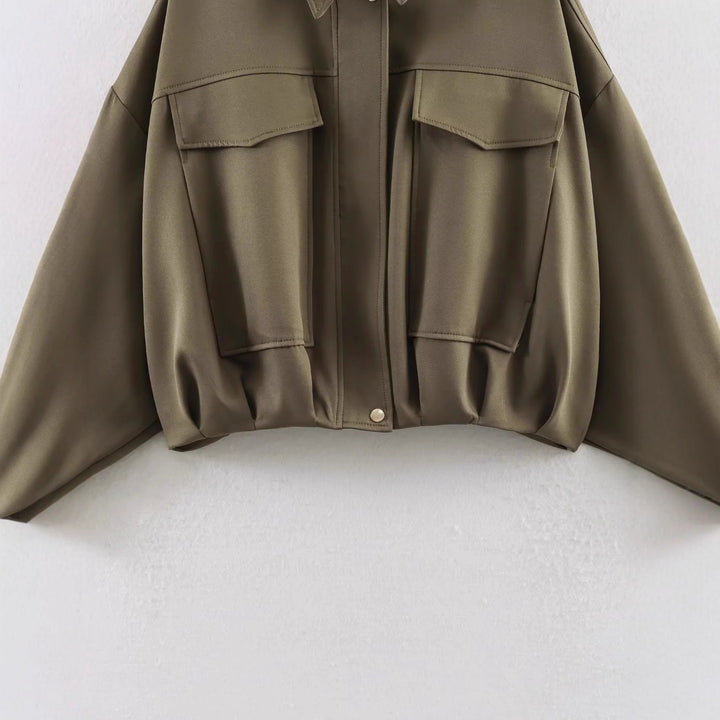 Dam oversized utility jacka med oversized flap fickor, dropped axel, och elastic waistband