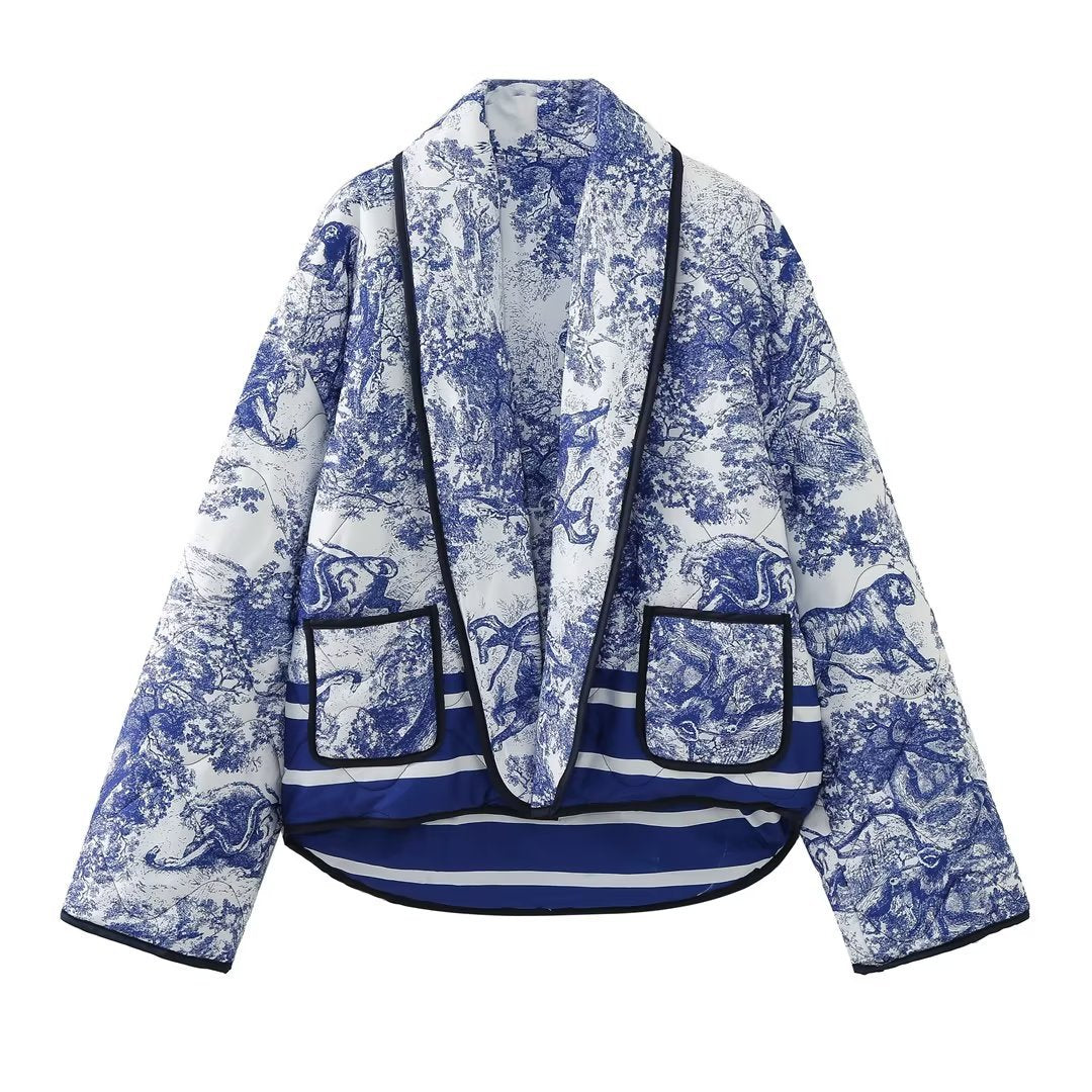 Dam Quiltad Jacka i Kimono Stil med Toile-De-Jouy Animal Tryck, Shawl Krage, och Contrasting Patch Fickor