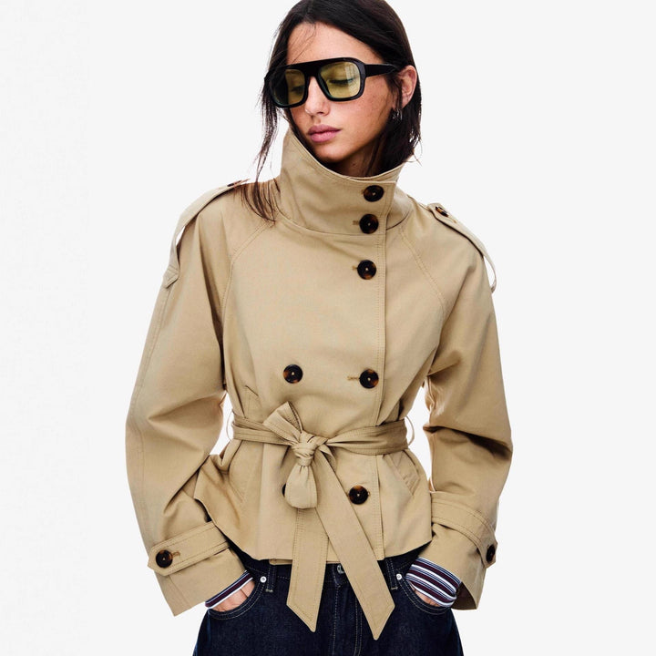 Dam kort skräddad trenchcoat med hög knappslå och midjebälte