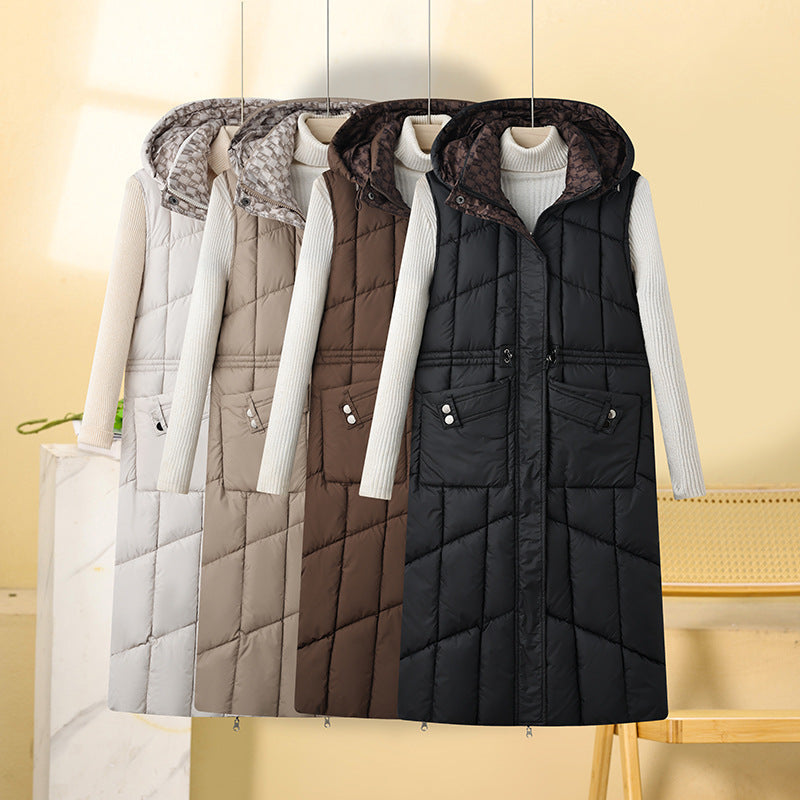 Dam lång sleeveless thermo quiltad kappa med huva, adjustable drawstring waist och multifunctional fickor