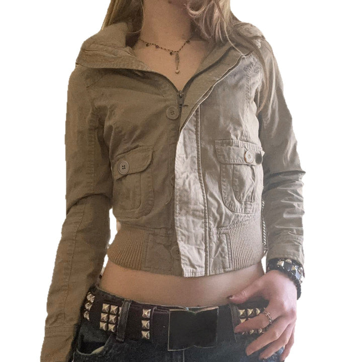 Dam kort utility blousonjacka med high ståkrage, flap fickor och elastic waistband