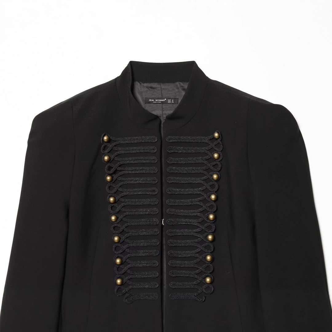 Dam kort jacka med military-inspired design, featuring decorative manchester kant och ståkrage