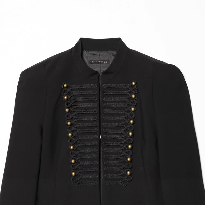 Dam kort jacka med military-inspired design, featuring decorative manchester kant och ståkrage