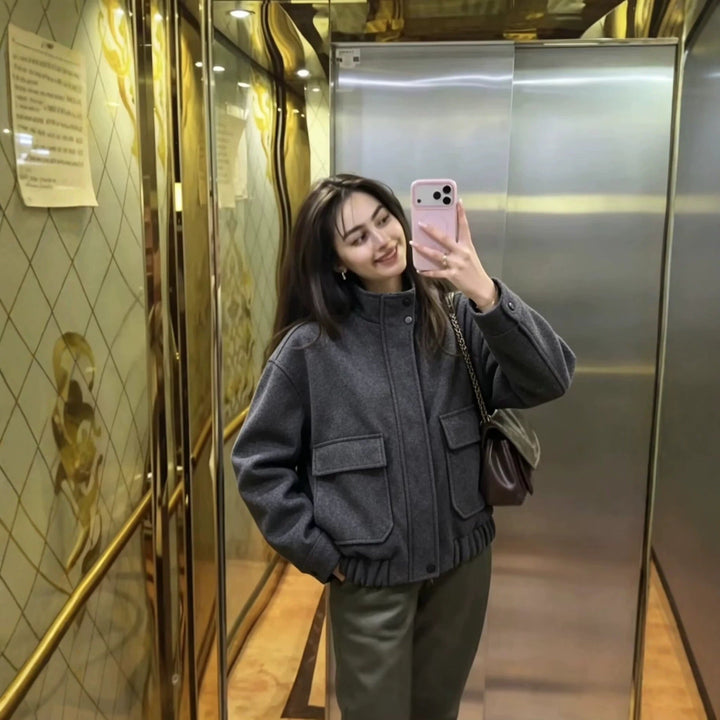 Dam ullblandning blouson jacka med ståkrage, stor flap fickor, och elastic fåll