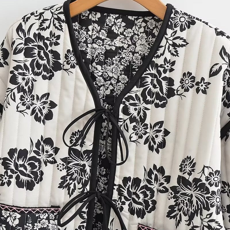 Dam kviltad kort jacka med blommig Allover tryck och Tie Ribbons
