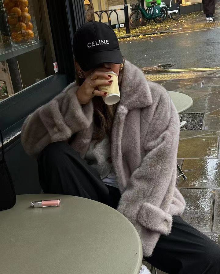 Dam oversize Faux Fur kappa med slagkrage, utanpåfickor och knappslå