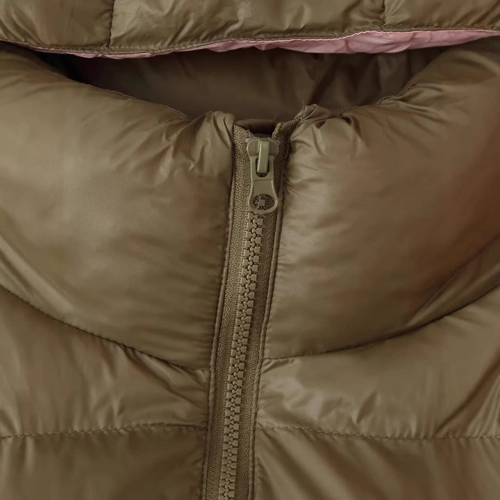 Dam vadderad quiltad jacka med detachable huva, hög krage och stor flap fickor