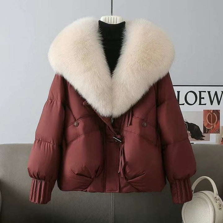 Dam nan kort vadderad jacka med voluminous faux fur krage och midja draw