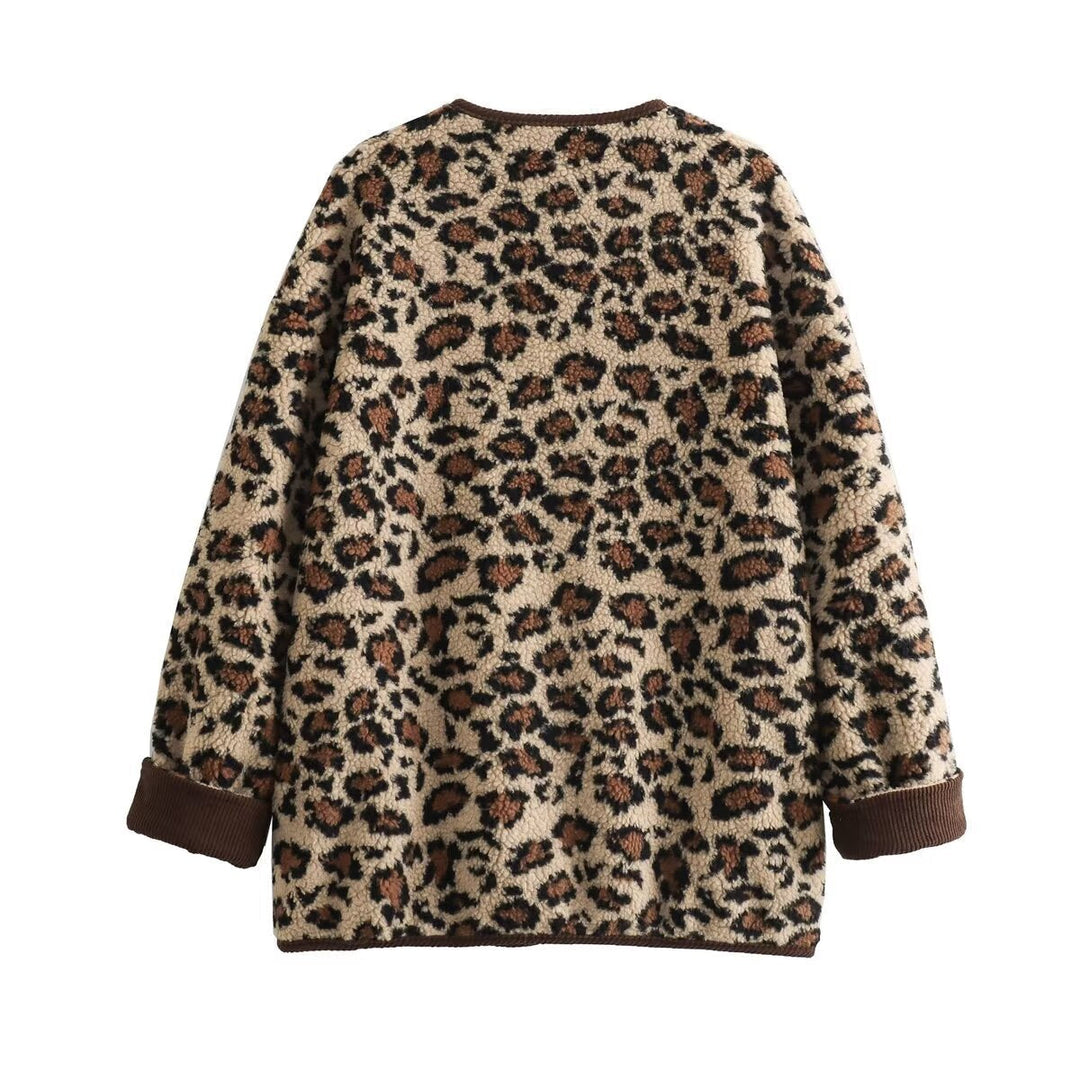 Dam faux sheepskin jacka med leopard mönster, manchester kant, full knäppning, och påsydda fickor