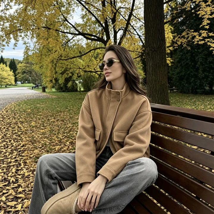 Dam ullblandning blouson jacka med ståkrage, stor flap fickor, och elastic fåll