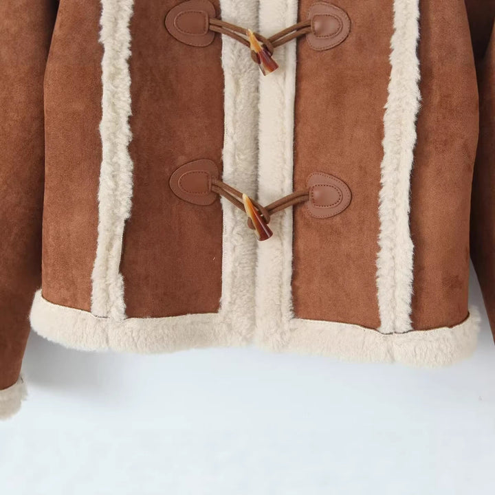 Dam Kort Shearling Look Lambskin Jacka med Toggle Stängning och Contrast Kant