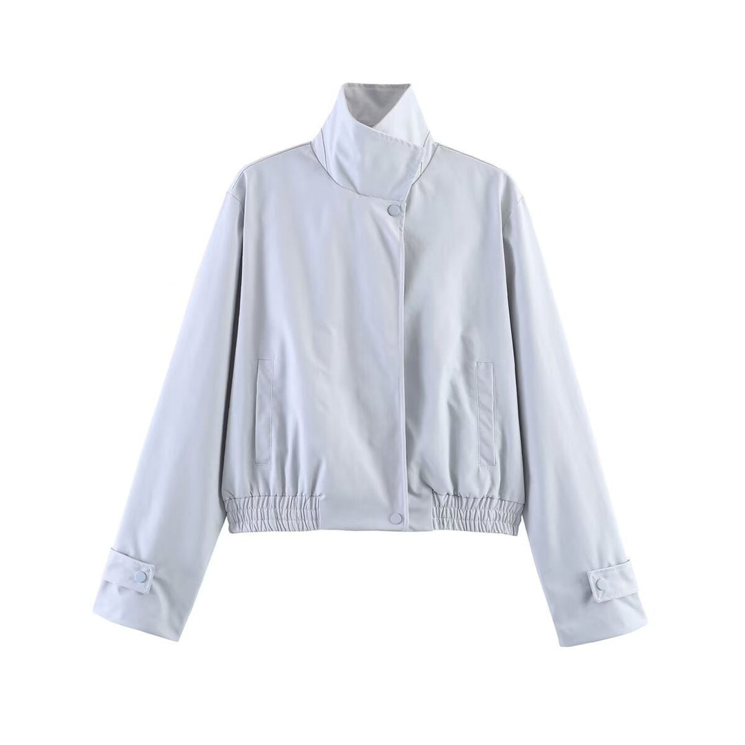 Dam kort skuren minimalistisk blouson jacka gjord mjuk vegan läder med a slagkrage och elastic fåll