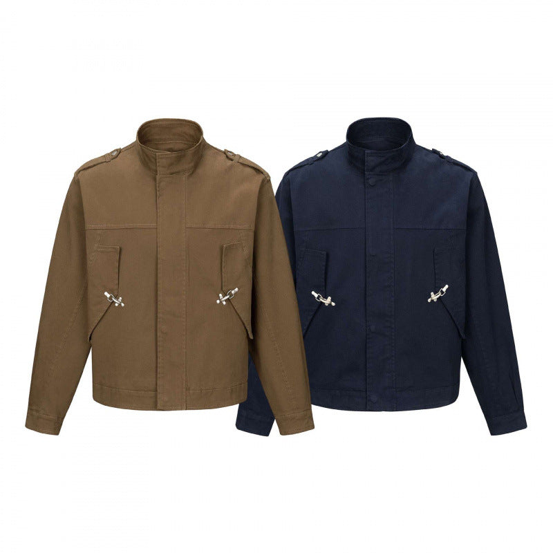 Herr short-cut fältjacka tillverkad av bomull canvas med ståkrage, axel locks, och justerbar fickor med lock