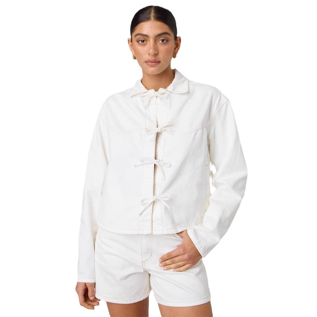 Dam kort jeansjacka med decorative knot closures, boxy silhuett och skjortkrage