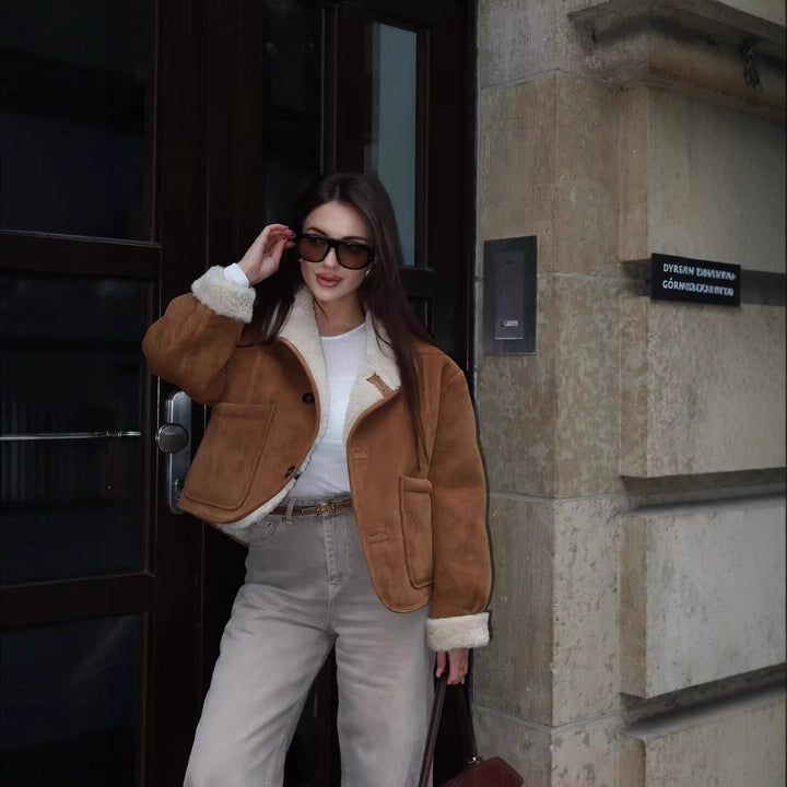 Dam kort jacka in lambskin look med hög ståkrage och utanpåfickor