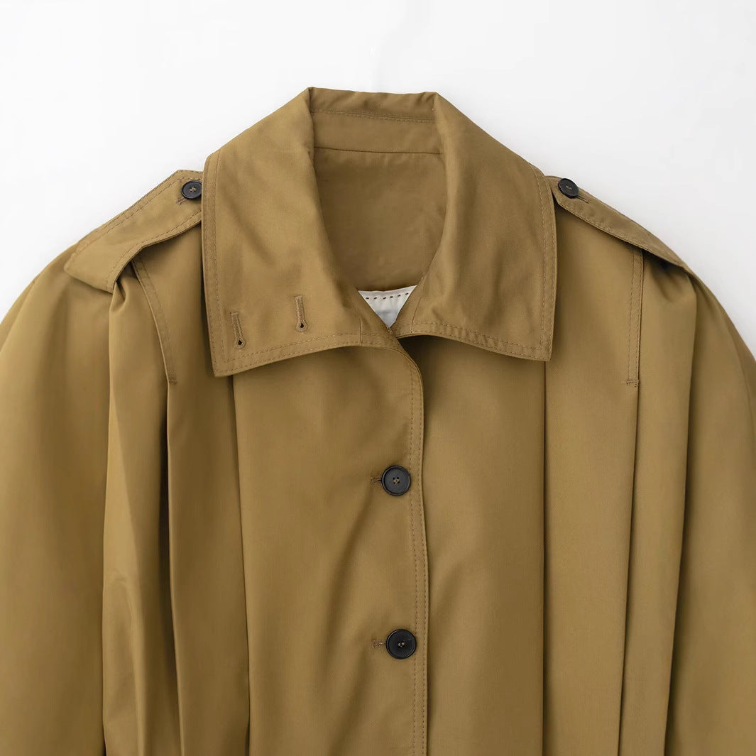 Dam kort trenchcoat in boxig skärning med vid Lapels och Epaulettes