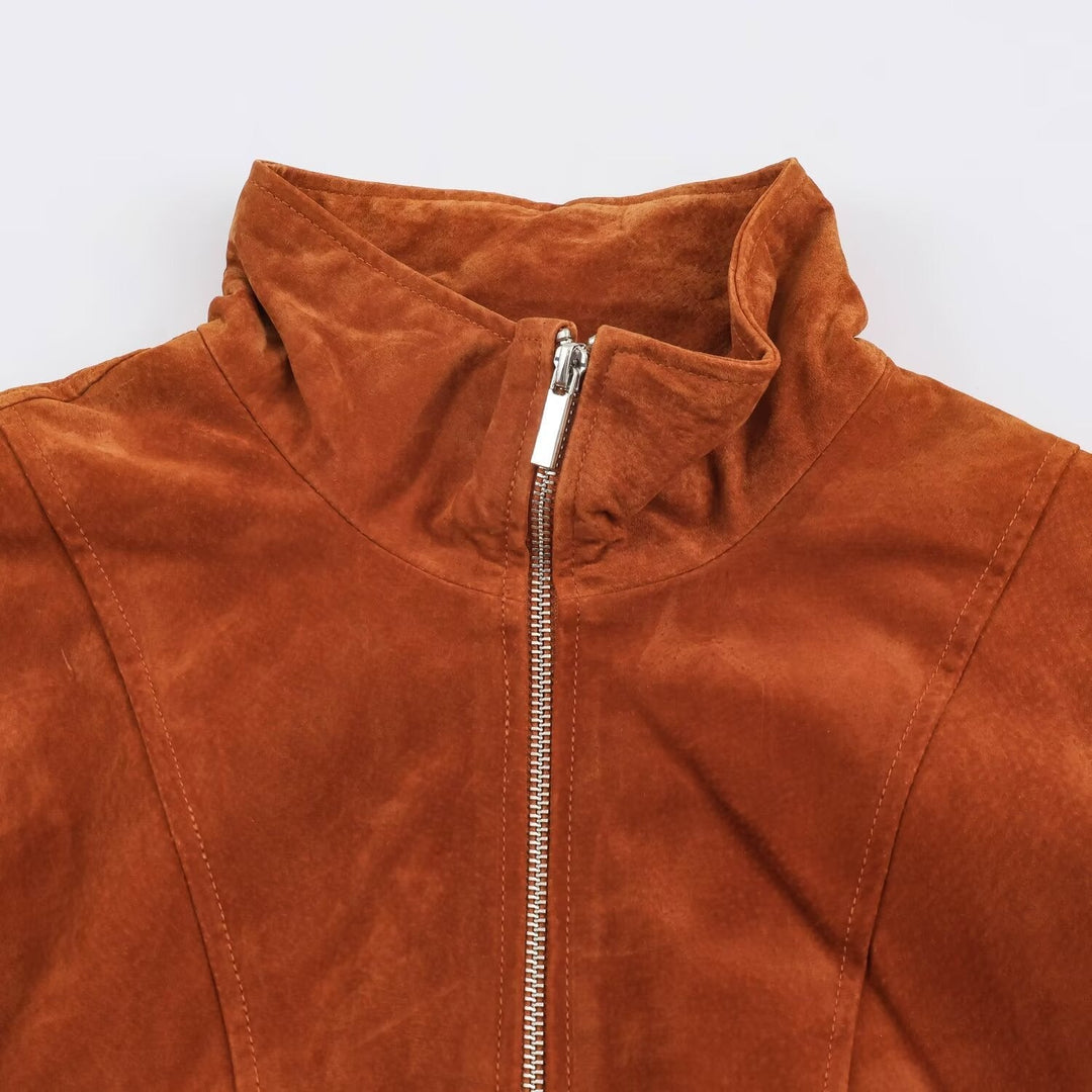 Dam Kort Skärning Suede Jacka i Blouson Stil med Tailored Darts och Metal Zippers