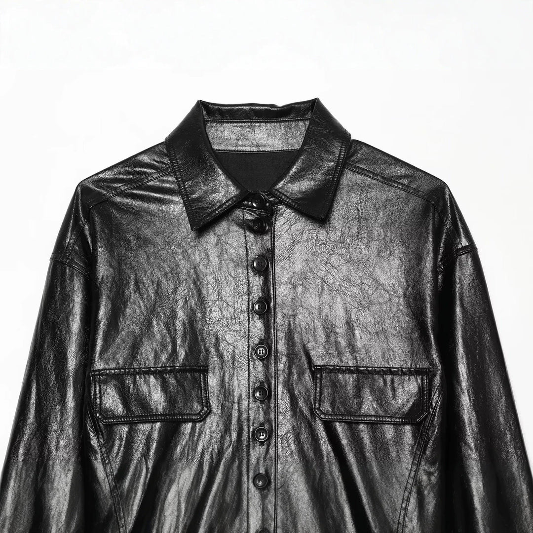 Dam kort jacka in blouse stil gjord vegan läderlook med chest flaps och figurnära fåll