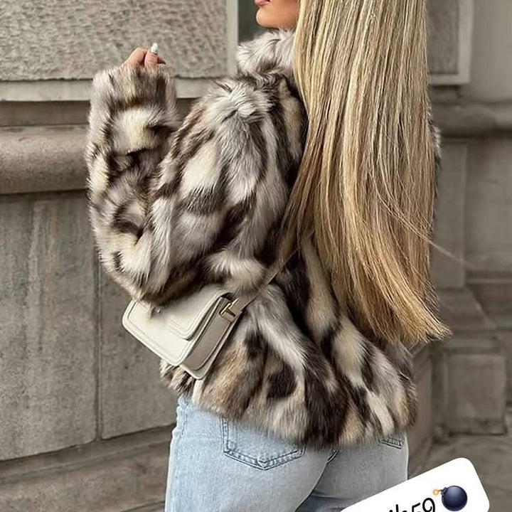 Dam kort Faux Fur jacka med Voluminous Fur look, Boxy silhuett och Insert fickor