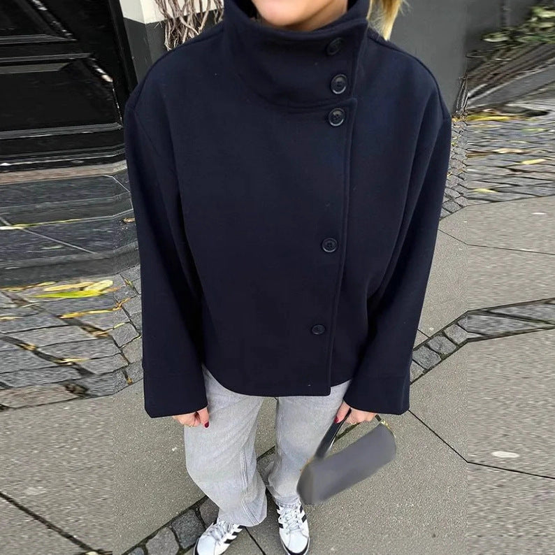 | Dam modeable kort jacka med hög krage och knapp stängning