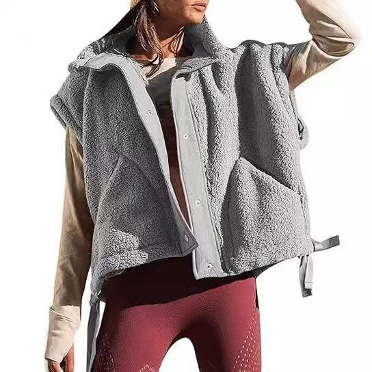 Dam oversize teddy väst med ståkrage, stängning med tryckknappar och dragsko