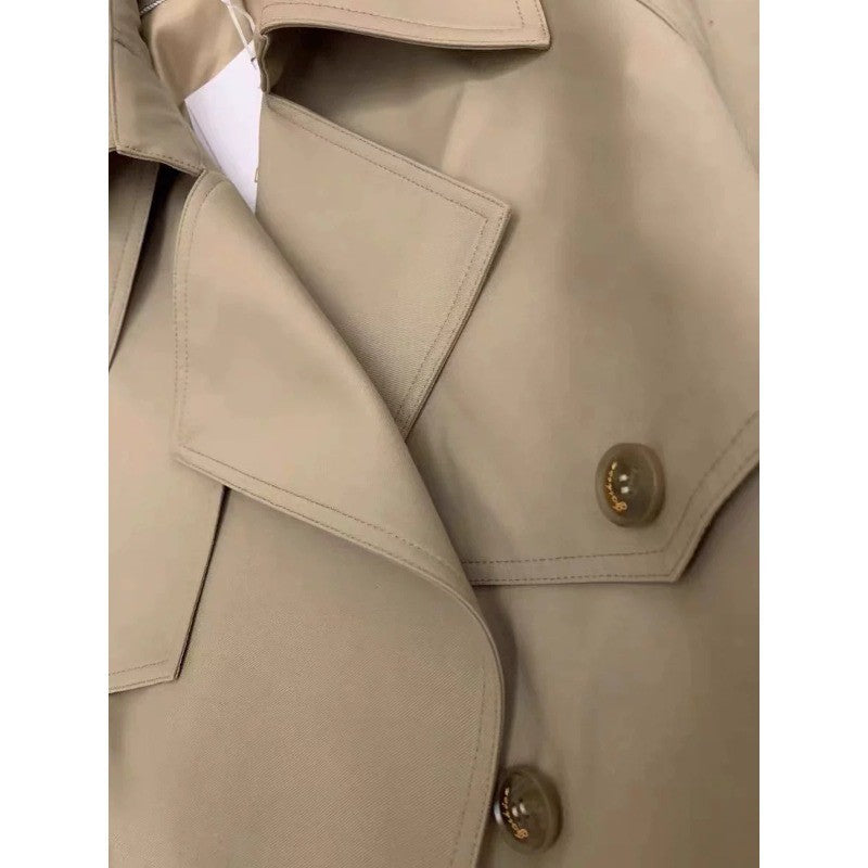 Dam elegant midi trenchcoat med oversize shoulder flap, gathered ärmar, och midja-defining knytband