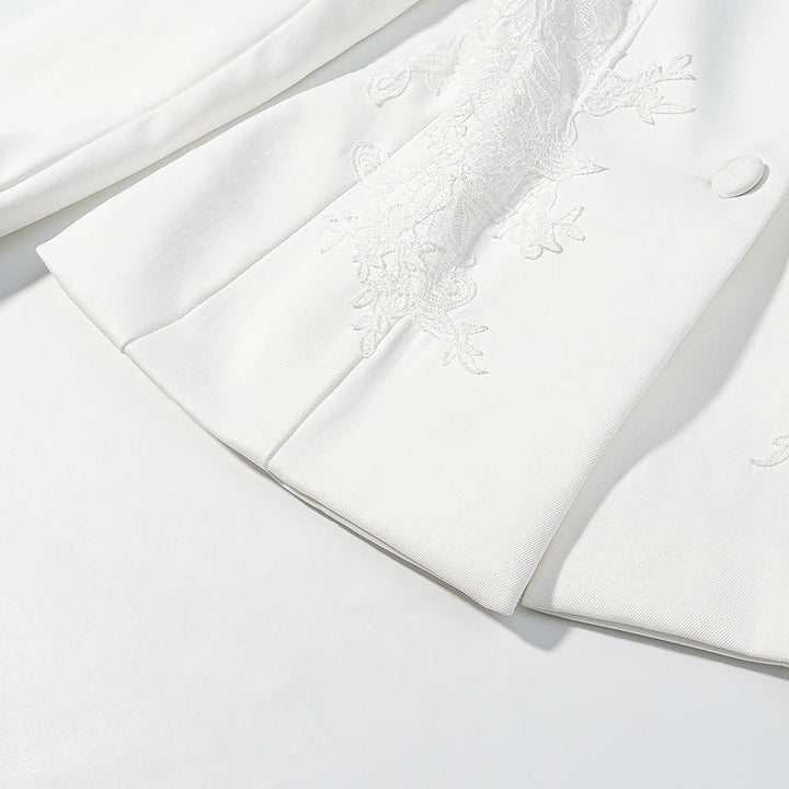 Dam figursydd kort jacka med ståkrage och floral tone-på-tone embroidery