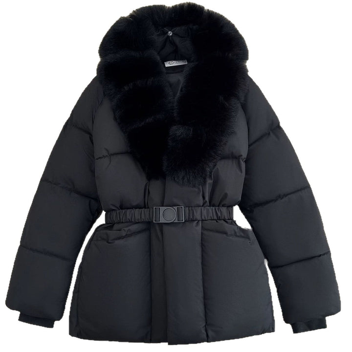Dam figursydd kort quiltad jacka med voluminous sjalkrage tillverkad av Faux Fur och Decorative bälte