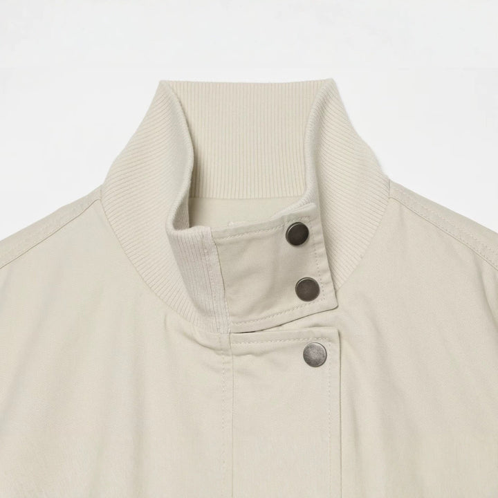 Dam Boxig Kort Blouson med Hög Ribbed Stå Krage och Drawstring Nederkant
